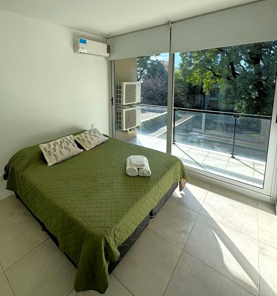 Tabla de planchar con plancha, wifi, ropa de cama