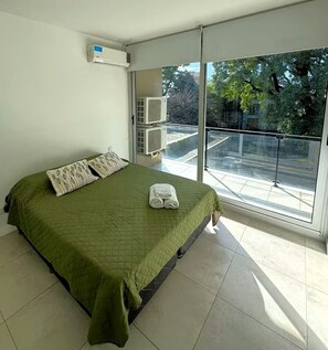 Een strijkplank/strijkijzer, wifi, beddengoed