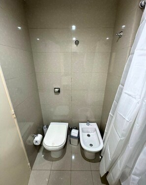 Ducha, secador de pelo, bidet, toallas