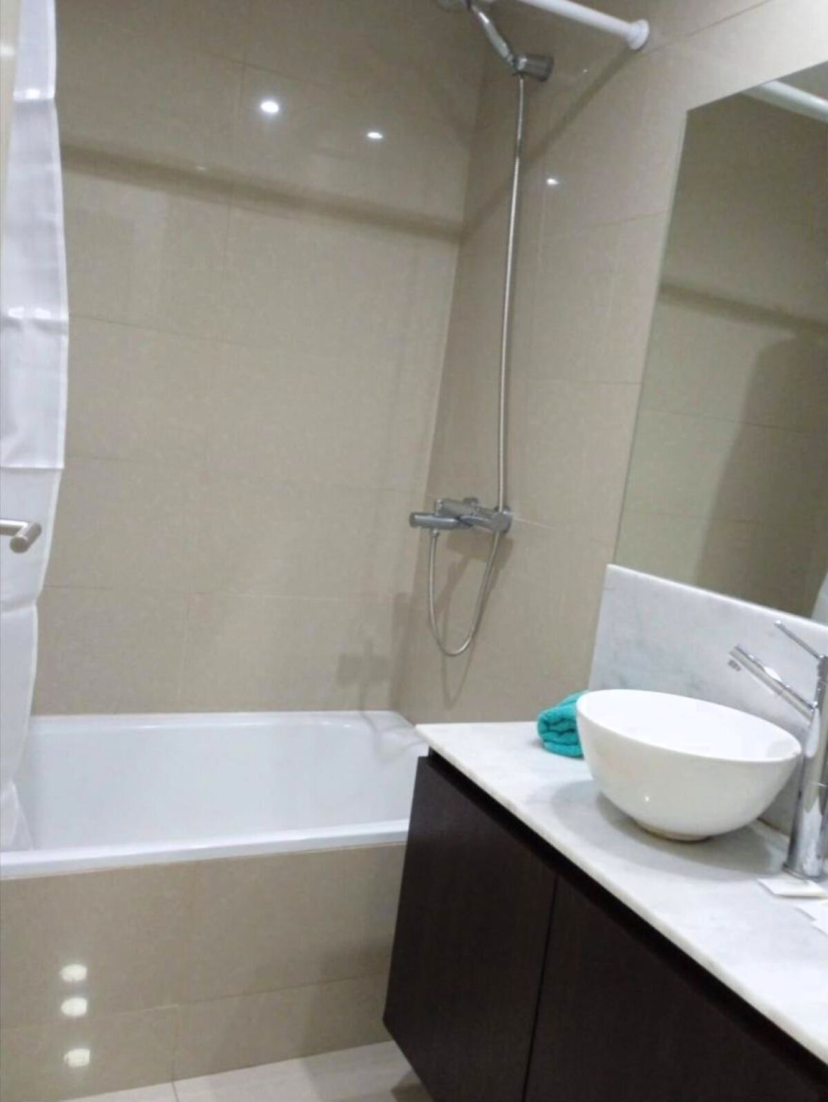 Dutxa, assecador de cabells, bidet i tovalloles 