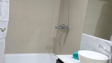 Ducha, secador de pelo, bidet, toallas