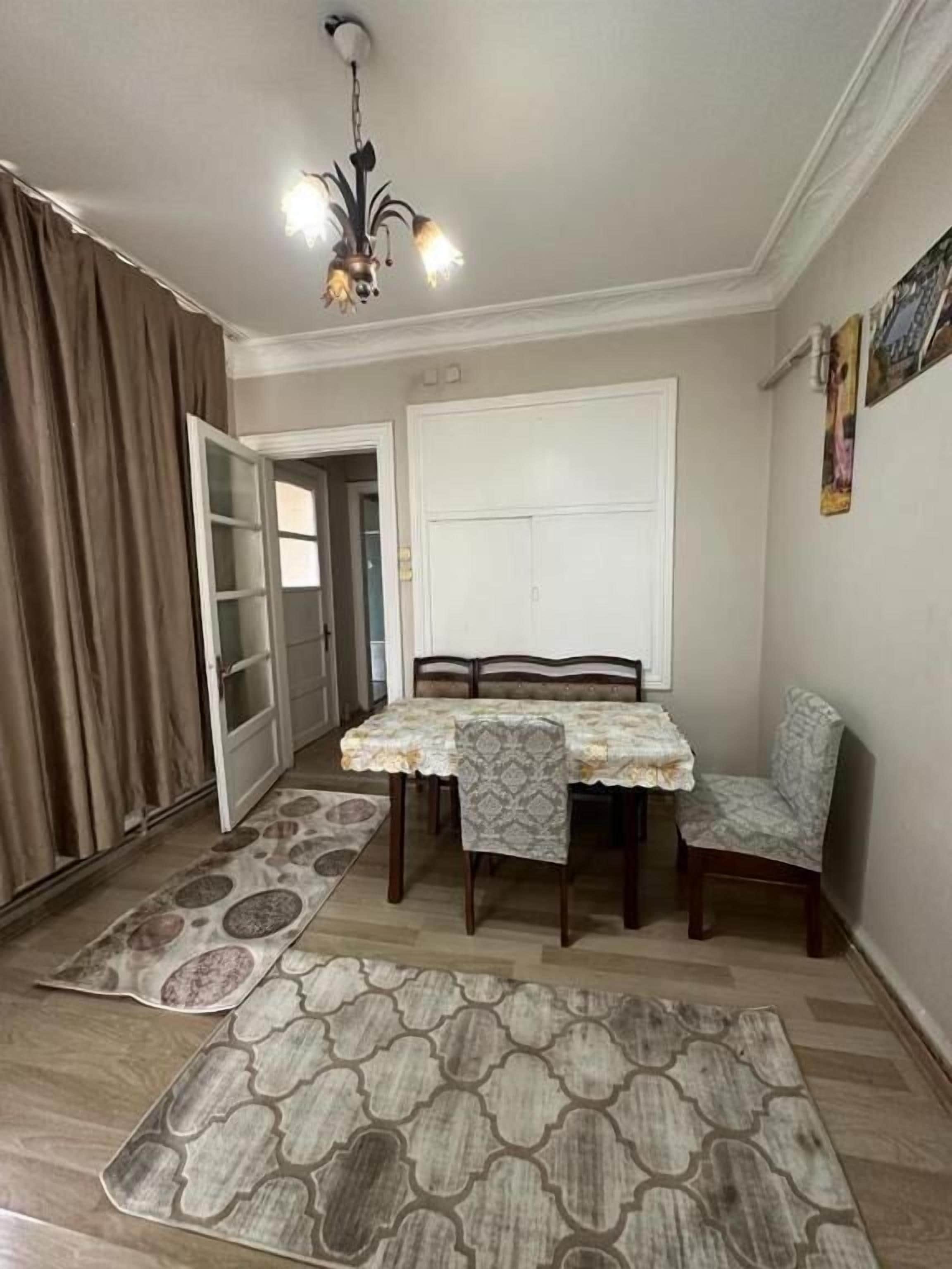 Departamento Deluxe, balcón, vista a la ciudad | Área de sala de estar | Televisión de pantalla plana de 43 pulgadas con canales vía satélite 