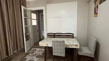 Deluxe-Apartment, Balkon, Stadtblick | Wohnbereich | 43-Zoll-Flachbildfernseher mit Satellitenempfang