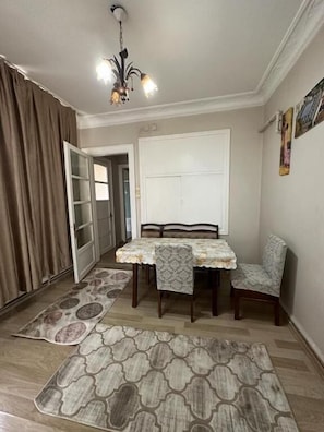 Deluxe-Apartment, Balkon, Stadtblick | Wohnbereich | 43-Zoll-Flachbildfernseher mit Satellitenempfang