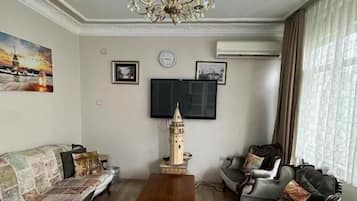 Deluxe-Apartment, Balkon, Stadtblick | Wohnbereich | 43-Zoll-Flachbildfernseher mit Satellitenempfang