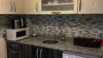 Deluxe-Apartment, Balkon, Stadtblick | Gemeinschaftsküche | Wasserkocher mit Kaffee-/Teezubehör, Wasserkocher