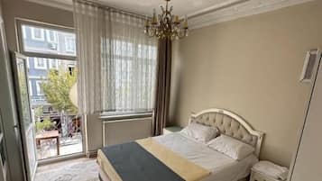 Deluxe-Apartment, Balkon, Stadtblick | Bügeleisen/Bügelbrett, kostenloses WLAN