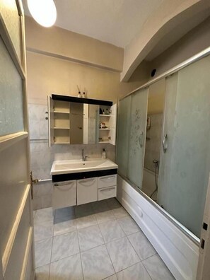 Apartamento luxo, sacada, vista para a cidade | Banheiro | Chinelos 