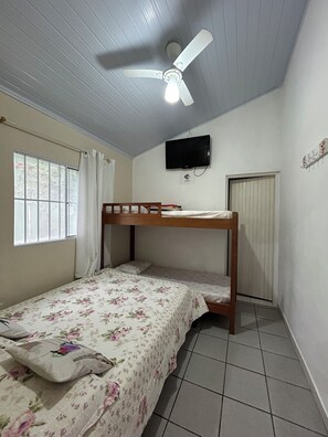 Desk, iron/ironing board, free WiFi, bed sheets - House near Palmeiras beach in Caraguatatuba, SP (Caraguatatuba)