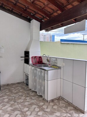 Fridge, microwave, stovetop, cookware/dishes/utensils - House near Palmeiras beach in Caraguatatuba, SP (Caraguatatuba)