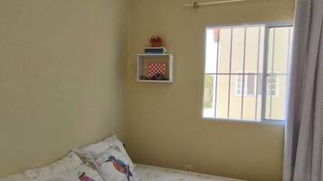 Escritorio, tabla de planchar con plancha, wifi gratis y ropa de cama