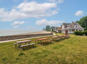 Outdoor dining - Beach Goer’s Paradise (Luna Pier)