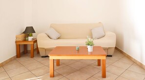 TV, books - Apartamento Baleeira Sol 1 (Albufeira)