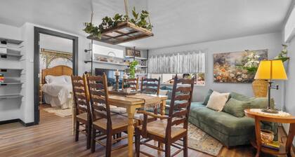 Hyacinth 766, street level 3 bedroom triplex unit, close to University