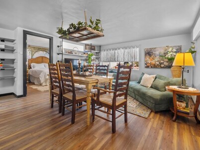 Hyacinth 766, street level 3 bedroom triplex unit, close to University