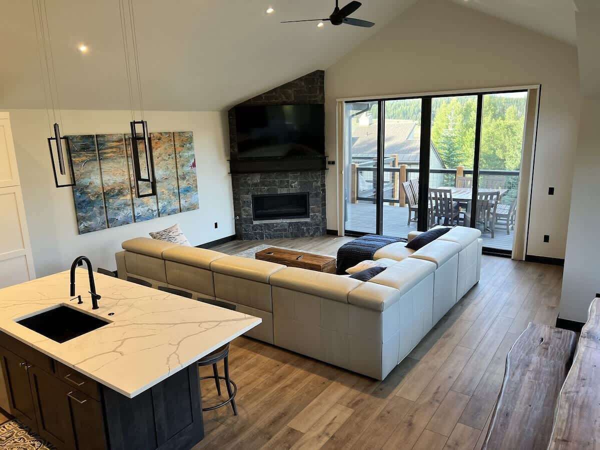 TV, fireplace, offices