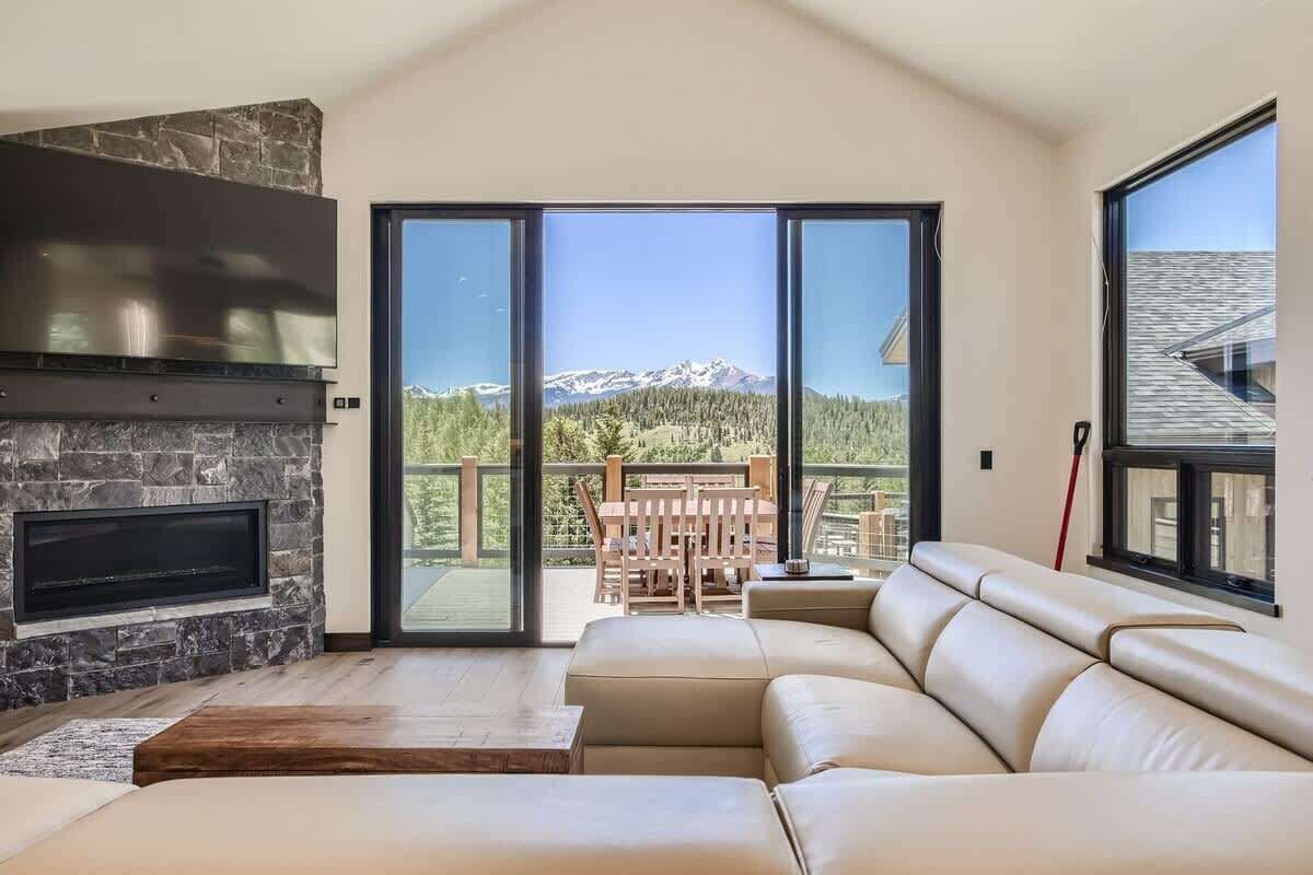 TV, fireplace, offices