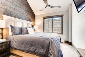 2 bedrooms, iron/ironing board, travel cot, WiFi - Experience Modern Relaxation & Luxury At Its Best! (Keystone)