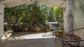 Terrace/patio - Cozy 2-bedroom condo in fabulous Playas del Coco just 150m from the beach! (Playas del Coco)