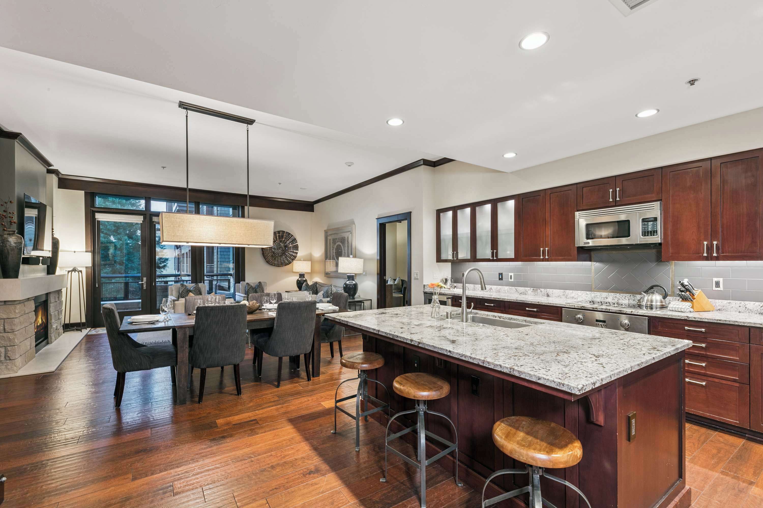 Frigorífico, microondas, horno y placa de cocina