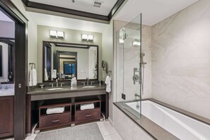 Een douche,  milieuvriendelijk toiletgerief, een haardroger, handdoeken