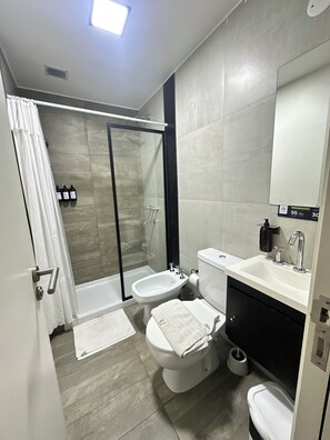 Hair dryer, towels, soap, toilet paper - Meters away from Paseo Balcarce • Apartment with View & Amenities (Salta)