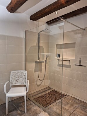Douche, sèche-cheveux, savon, papier toilette