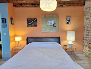 Free WiFi, bed sheets