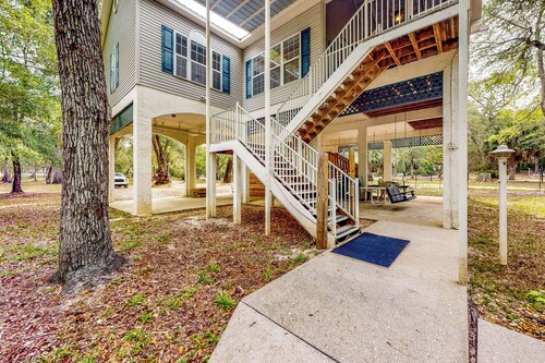 Beautiful, waterfront log Home w/ nature Views