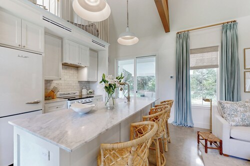 Off-Grid & Elegant Farmhouse Near Somerville Lake