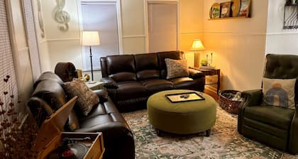 Blind Boone Bungalow in the 'Burg– Charming and Stylish 2BR Downtown Retreat
