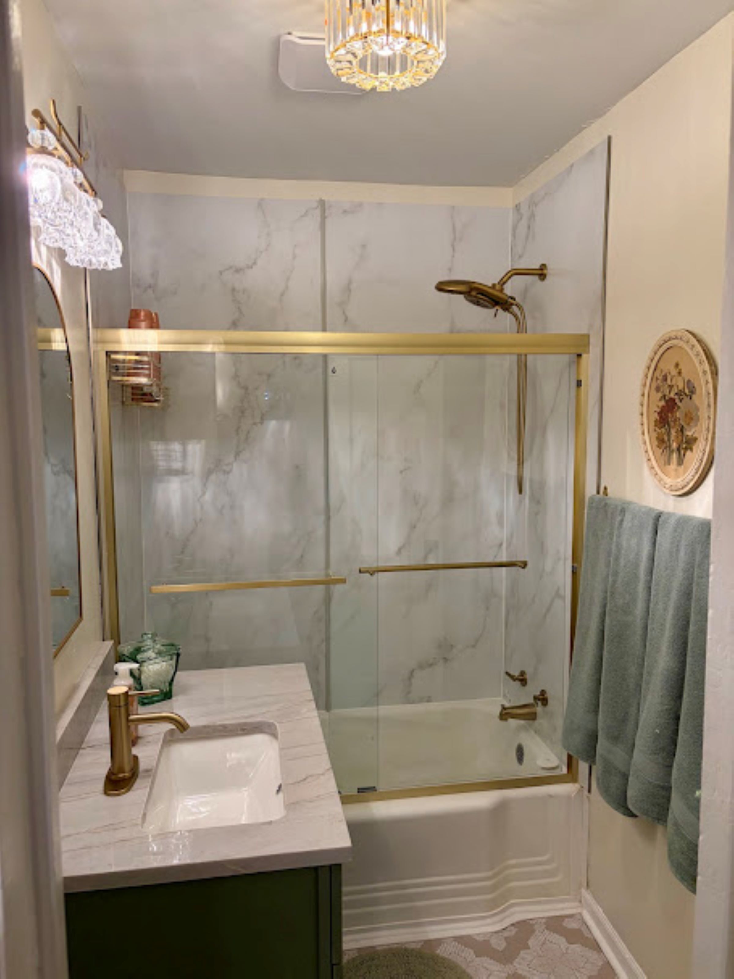 Secadora de cabello, toallas, jabón, papel de baño 