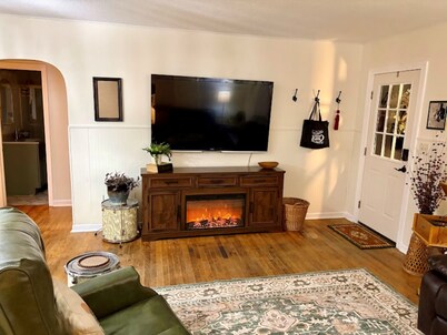 Blind Boone Bungalow in the 'Burg– Charming and Stylish 2BR Downtown Retreat