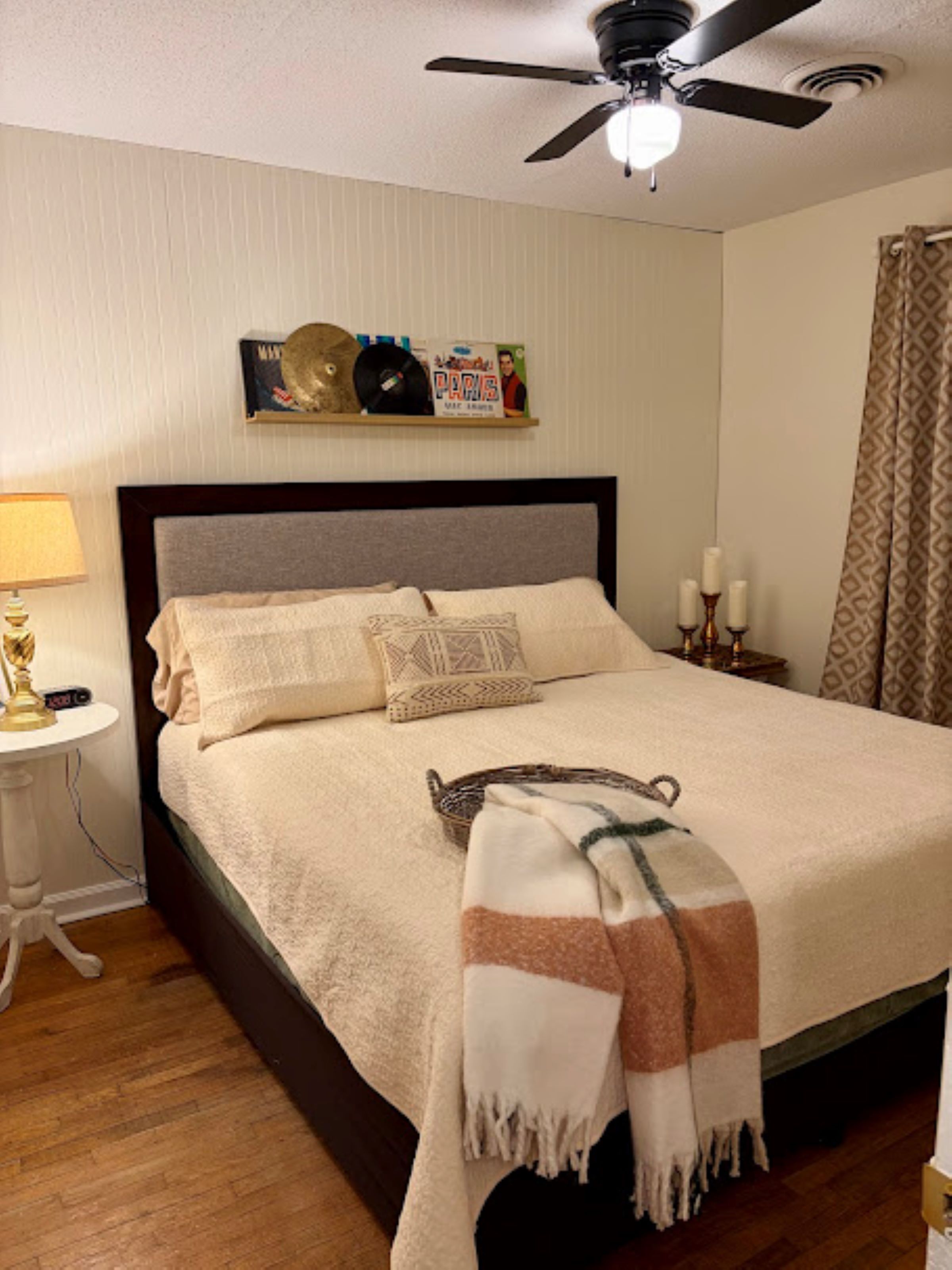 Tabla de planchar con plancha, wifi y ropa de cama 