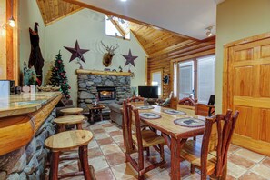 Dining - Near Dtwn Pigeon Forge! Multi-Level Cabin w/ Pool (Pigeon Forge)