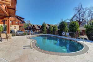 A heated pool - Near Dtwn Pigeon Forge! Multi-Level Cabin w/ Pool (Pigeon Forge)