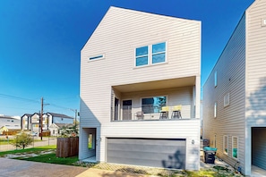 Exterior - 3 BR Home w/ billiards & ping pong, Near Downtown (Houston)