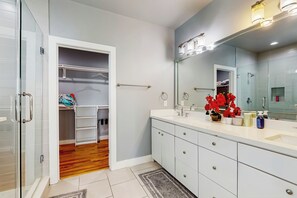 Hair dryer, towels - 3 BR Home w/ billiards & ping pong, Near Downtown (Houston)