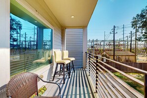 Terrace/patio - 3 BR Home w/ billiards & ping pong, Near Downtown (Houston)