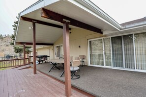 Outdoor dining - Fishing Eddys- Main House w/ Guest House on Missouri River (Cascade)
