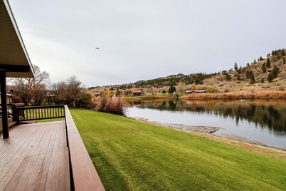 Fishing Eddys- Main House w/ Guest House on Missouri River