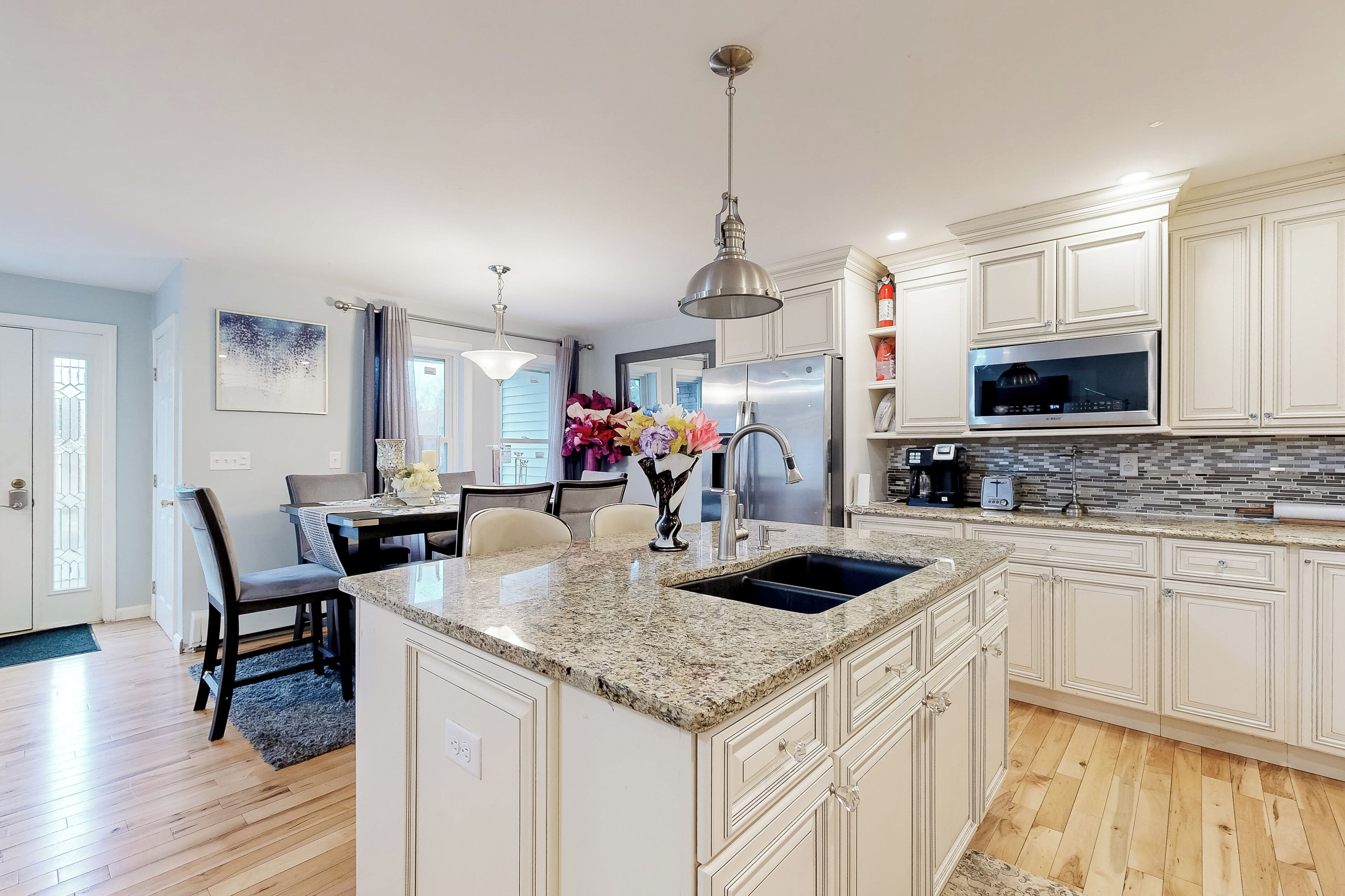 Refrigerador, microondas, cafetera y tetera y periquera 