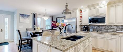 Refrigerador, microondas, cafetera y tetera y periquera