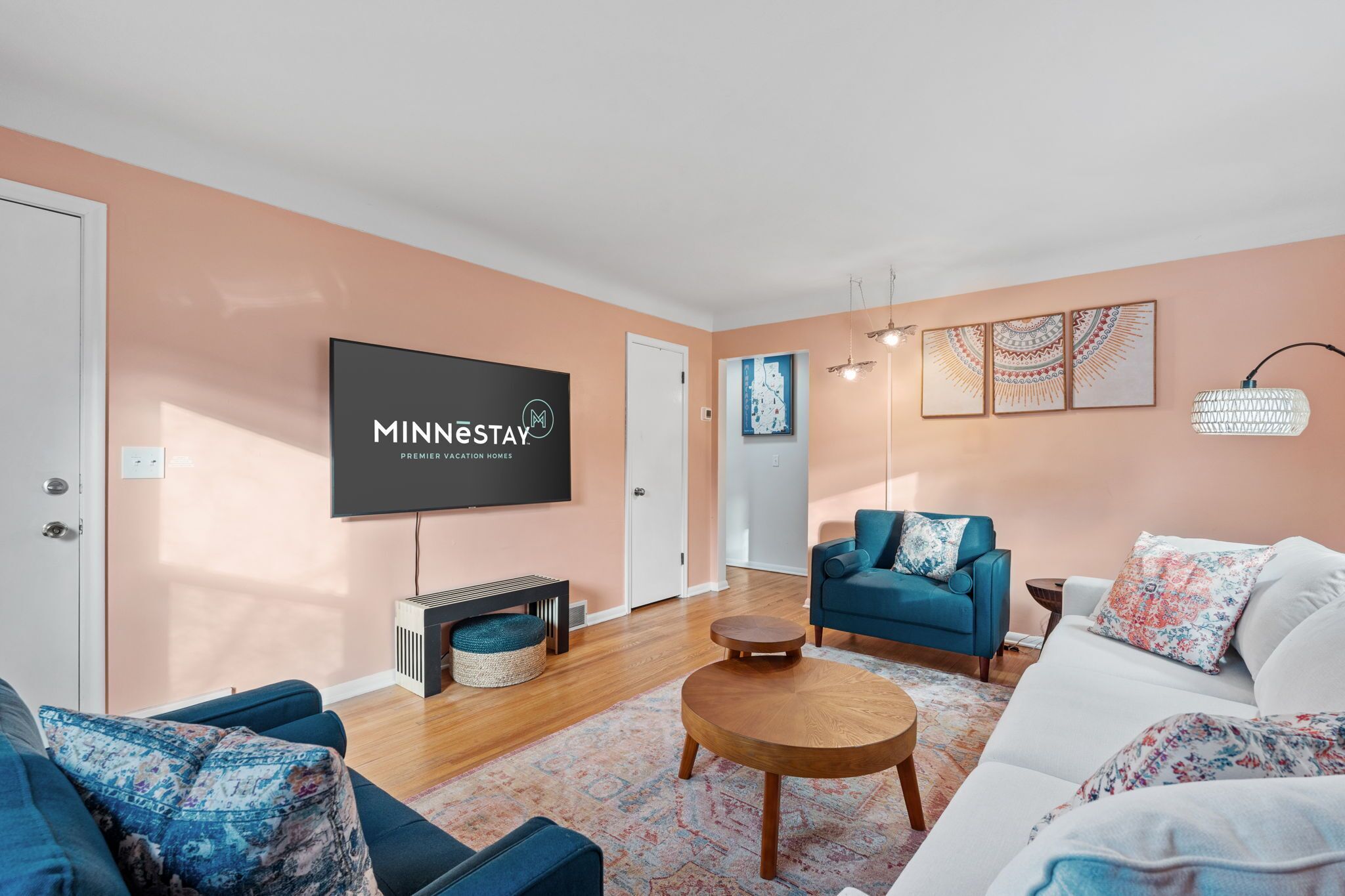 House (4 Bedrooms) | Living room | TV, books