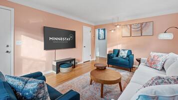 House (4 Bedrooms) | Living room | TV, books