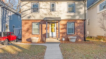 House (4 Bedrooms) | Exterior