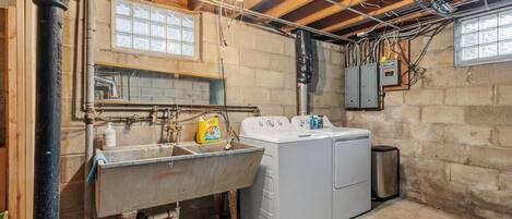 House (4 Bedrooms) | Laundry room