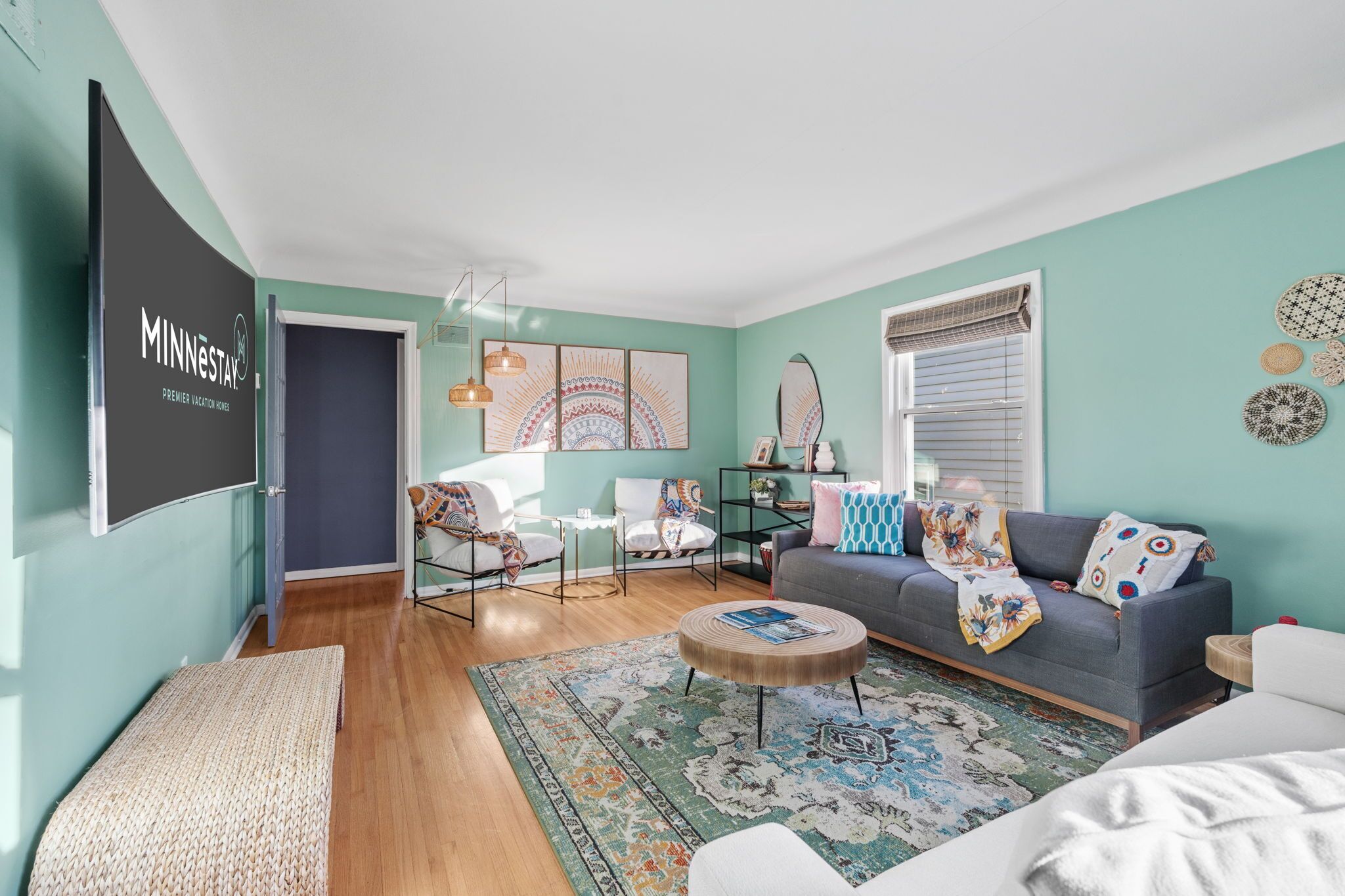 Talo (4 Bedrooms) | Olohuone | Televisio, kirjoja