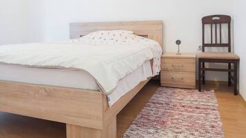 Iron/ironing board, internet, bed sheets