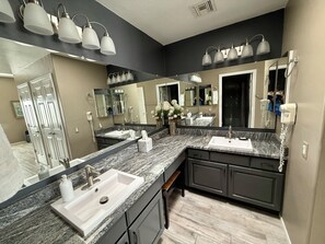 Regadera, secadora de cabello, toallas, jabón